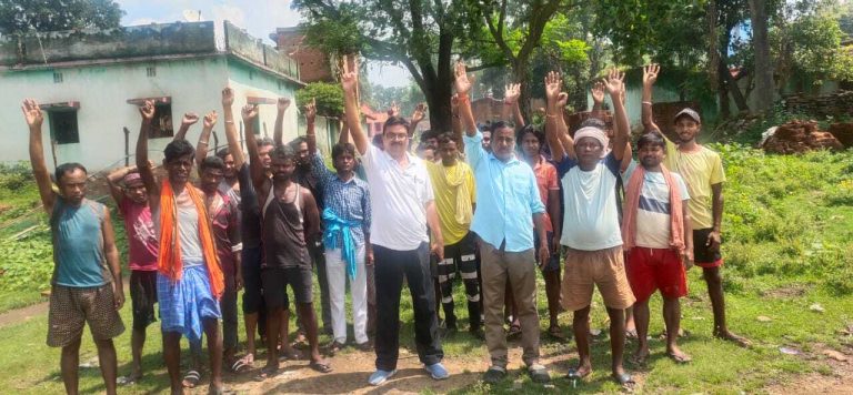 चार माह के बकाये वेतन की मांग, कर्मियों ने किया विरोध-प्रदर्शन