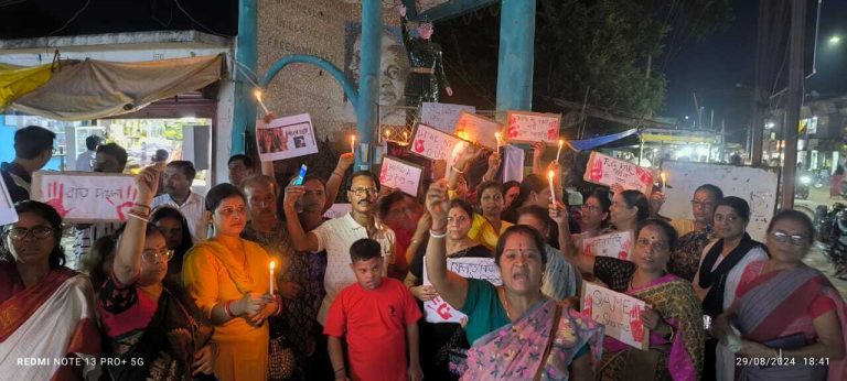 बंगाली समिति ने कैंडल जलाकर किया विरोध