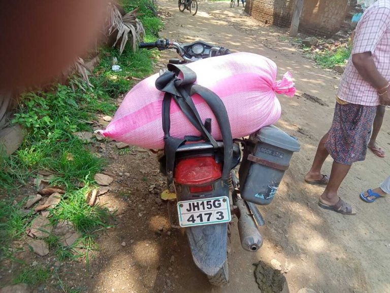 मिड डे मिल के चावल बेचते प्रभारी प्रधानाध्यापक पकड़े गये, ग्रामीणों ने बनाया बंधक