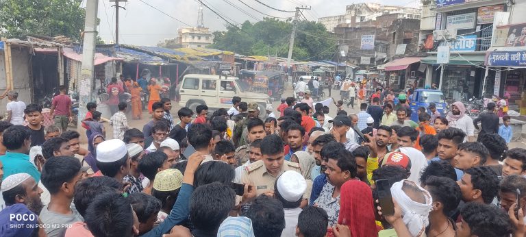 नवविवाहिता के हत्यारोपितों की गिरफ्तारी के लिए मायके वालों ने किया रोड जाम