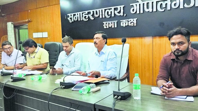 योजनाओं में भुगतान के बाद काम पूरा नहीं होने पर पंचायत सचिव से रिकवर करें राशि, दर्ज कराएं प्राथमिकी : डीएम