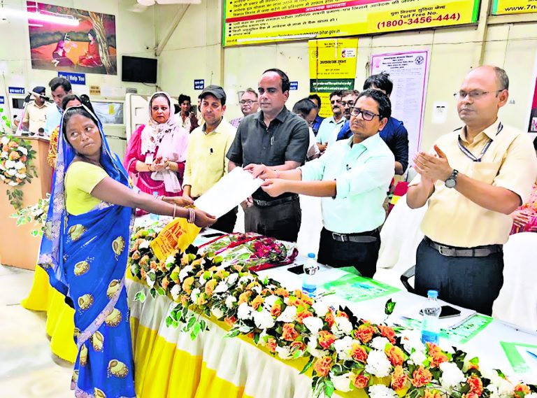 श्रम अधिकार दिवस पर कामगारों को दिया गया प्रशिक्षण