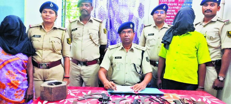 आयर में अवैध मिनी गन फैक्ट्री पकड़ायी, संचालक व एक महिला गिरफ्तार