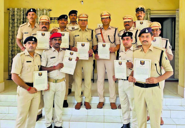 आरा : प्रोफेसर दंपती हत्याकांड समेत तीन मामलों के खुलासे को लेकर एसपी सहित 64 पुलिसकर्मी सम्मानित