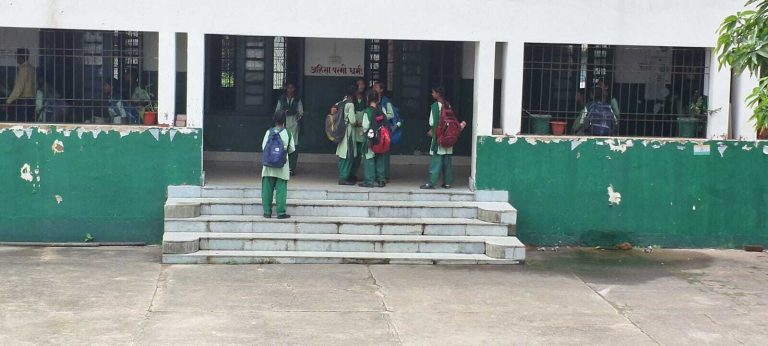 खो गयी क्लास रूम की चाबी, प्रभावित हुई छात्राओं की कक्षा