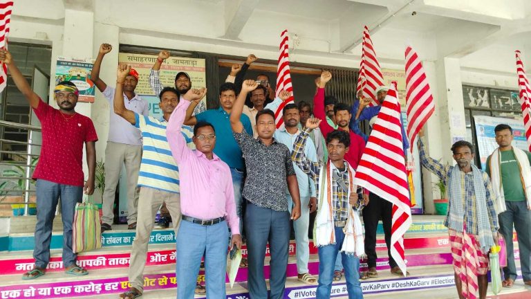 सरना समिति ने डीसी कार्यालय का किया घेराव