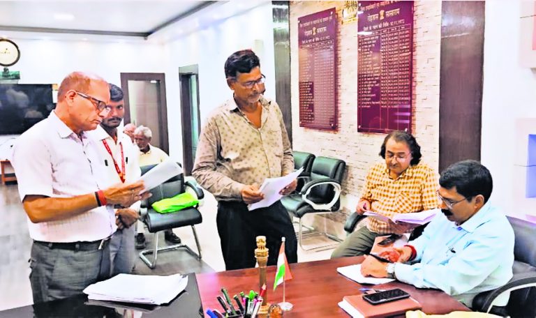 डीएम के आदेशों का पालन नहीं कर रहे अधिकारी, नियम ताक पर