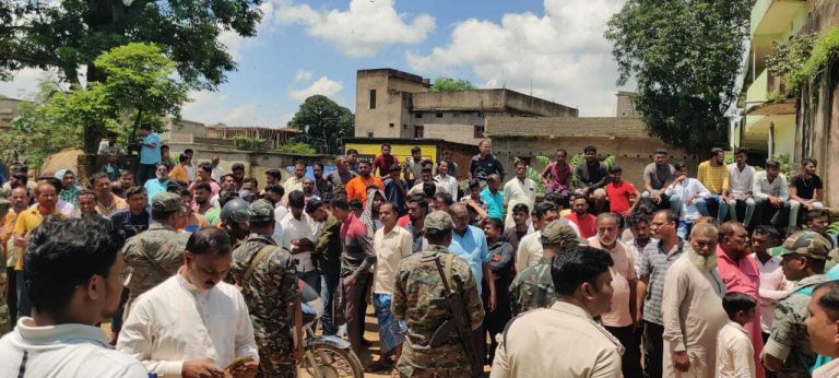 27 को हो गयी थी विवाहिता की मौत, परिजनों की शिकायत के बाद पुलिस ने कब्र से निकाला शव