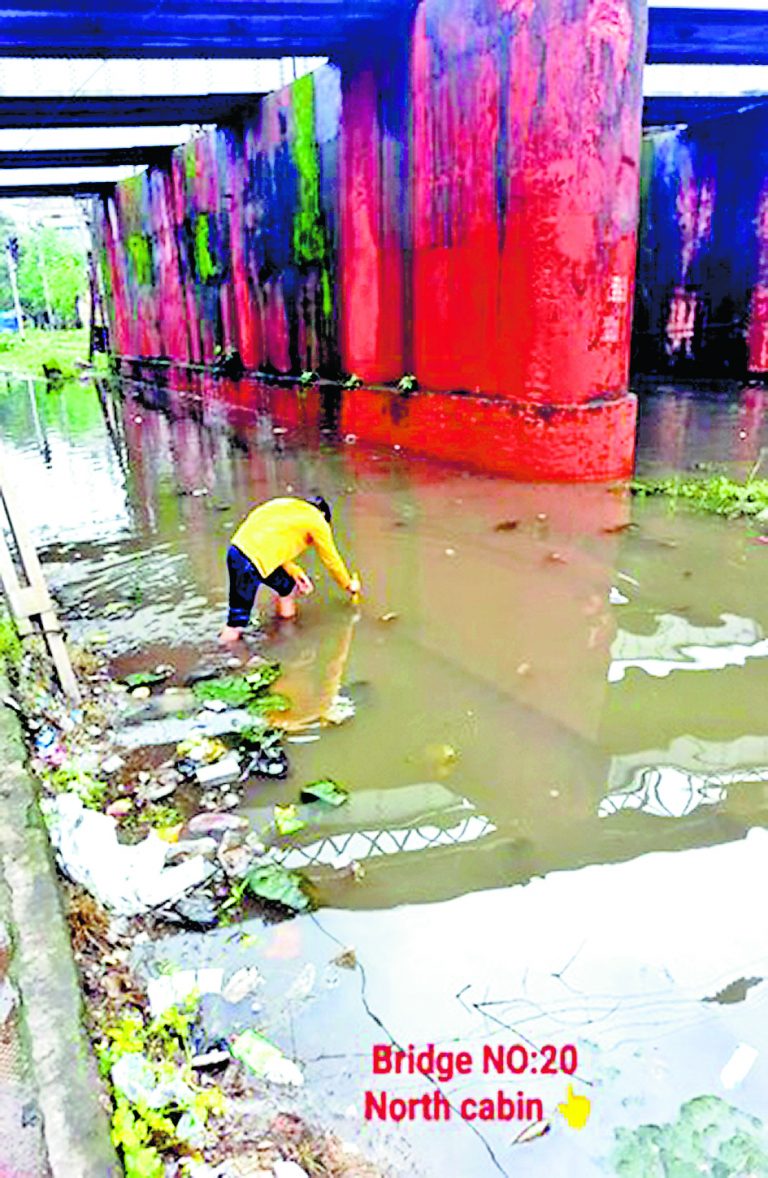 सर्कुलर रेल के यात्रियों के लिए बारिश बन रही मुसीबत