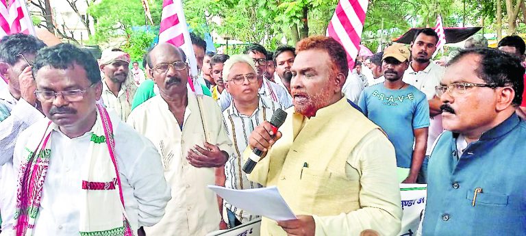 city news : आदिवासियों की जमीन लूट की सीबीआई जांच की मांग को लेकर उपायुक्त कार्यालय का घेराव