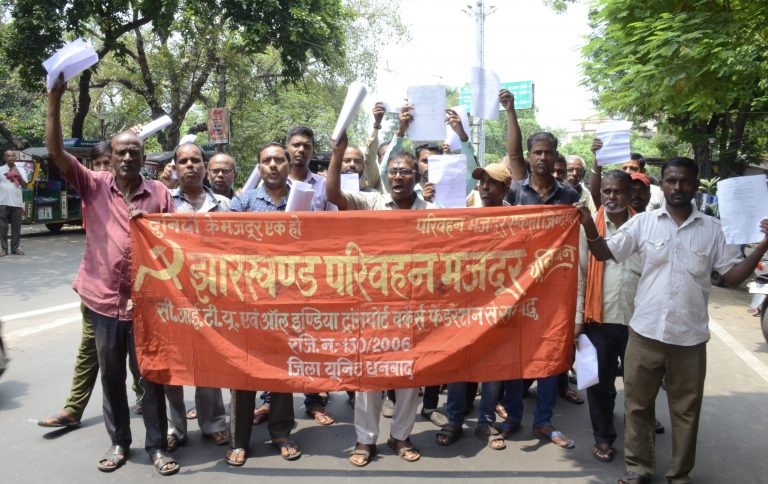 ऑटो-टोटो चालकों की वर्दी निर्धारण के विरोध में प्रदर्शन