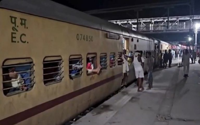 VIDEO: उमस-गर्मी के बीच बिहार में ट्रेन की जब AC हुई खराब, आधे घंटे तक प्लेटफॉर्म पर भटकते रहे यात्री