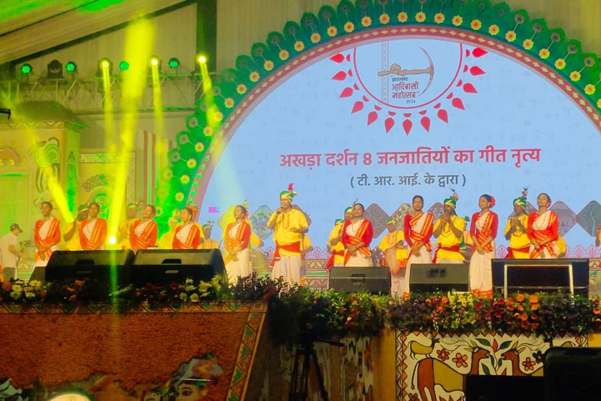 झारखंड आदिवासी महोत्सव में नृत्य की प्रस्तुति देते कलाकार