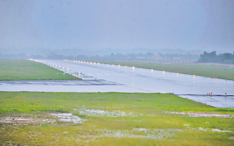 Jharkhand Weather: भारी बारिश से रांची एयरपोर्ट के रन-वे पर भरा पानी, कई विमान लेट