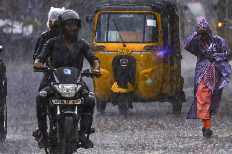 UP Weather Update: उत्तर प्रदेश में जन्माष्टमी के बाद भी सक्रीय रहेगें मेघ, उमस से मिलेगा निजाद