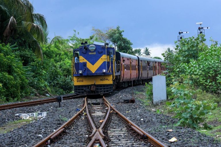 Indian Railways: दरभंगा-सिकंदराबाद एक्सप्रेस इस महीने चार दिन रहेगी रद्द, इन ट्रेनों की अवधि में होगा विस्तार