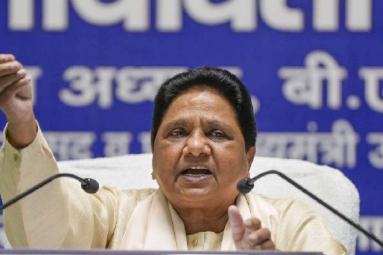 दिल्ली में मायावती का अकेले लड़ना किसे देगा फायदा और किसका होगा नुकसान ? जानें पूरा सियासी समीकरण
