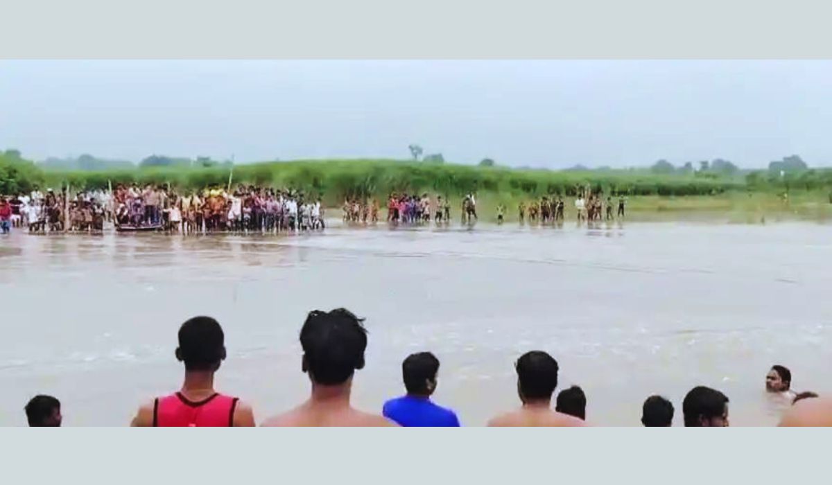 purnia me palati nav | Purnia News: Boat full of laborers capsized in Saura river in Purnia, half a dozen bikes missing in the river