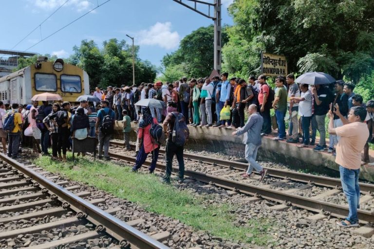 Indian Railways News: गोविंदपुर हॉल्ट पर यात्रियों ने किया जमकर हंगामा, रेलवे ट्रैक किया जाम
