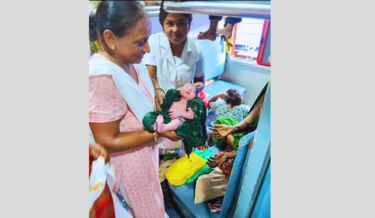 वैशाली एक्सप्रेस में महिला ने बच्चे को दिया जन्म, करीब 40 मिनट तक रुकी रही ट्रेन, परिजन बोलें- कन्हैया आ गए…