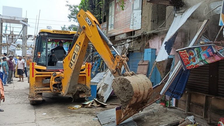 सासाराम की सड़कों पर दौड़ा प्रशासन का बुलडोजर, दर्जनों दुकानें की गई ध्वस्त, देखें वीडियो