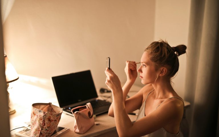 Skin Care Tips: क्या होगा अगर आप रात में सोने से पहले मेकअप रिमूव न करें तो, जानें
