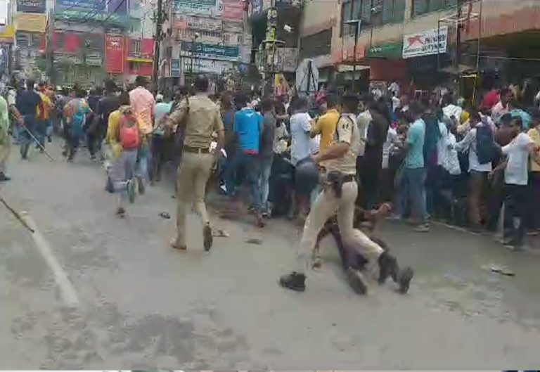 वन कैंडिडेट वन रिजल्ट की मांग को लेकर सड़क पर उतरे शिक्षक अभ्यर्थियों का हंगामा, पुलिस ने लाठीचार्ज कर खदेड़ा…