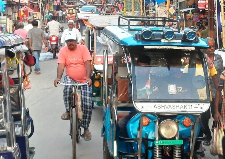 Munger News : न रूट तय, न स्टैंड का पता, शहर में चलती है ई-रिक्शा चालकों की मनमानी