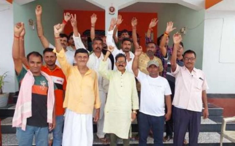स्मार्ट मीटर के विरोध में उतरे लोग, बोले- बिजली विभाग दे रहा कनेक्शन काटने की धमकी