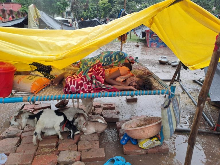 Munger news : बाढ़ ने किया बेघर, अब बारिश कर रही बेदम