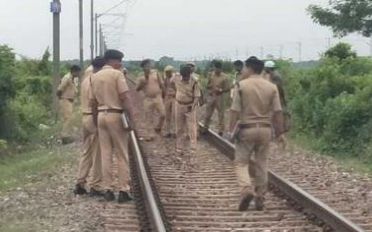 छपरा में ट्रेन को पलटने की बड़ी साजिश नाकाम, पटरी पर रखा था बड़ा पत्थर, जांच में जुटी पुलिस
