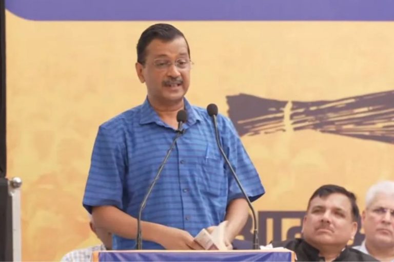 केजरीवाल के भरोसे आम आदमी पार्टी, पढ़ें प्रभु चावला का यह विशेष आलेख