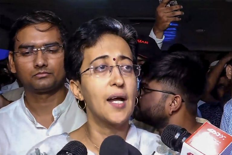 AAP: महिला समृद्धि योजना लागू नहीं करने के खिलाफ आम आदमी पार्टी ने किया प्रदर्शन
