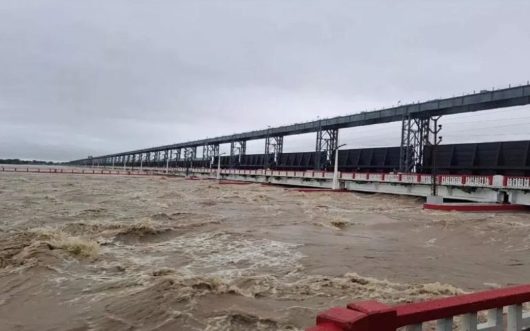 Bihar Flood: बिहार के 16 जिलों में लाखों लोग बाढ़ से प्रभावित, पड़ोसी राज्यों से बुलाई गई NDRF की टीम