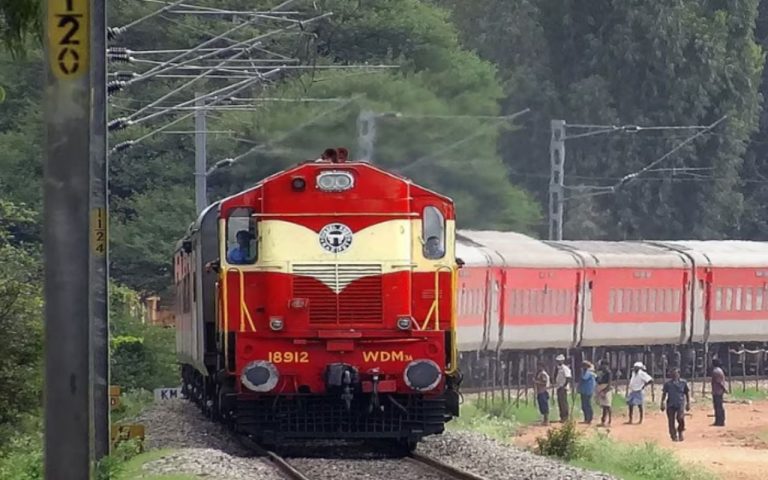 Indian Railways: दिवाली और छठ में जाना चाहते हैं बिहार और यूपी, ये दो स्पेशल ट्रेनों में खाली है सीट