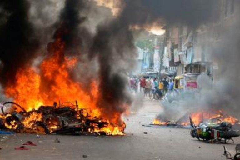 कर्नाटक में गणेश विसर्जन के दौरान सांप्रदायिक हिंसा से बवाल, दुकानों में लगाया आग