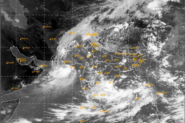 Cyclone Tracker: तूफान से मचेगी तबाही, ओडिशा-बंगाल समेत कई राज्यों में मूसलाधार बारिश, IMD ने जारी किया हाई अलर्ट