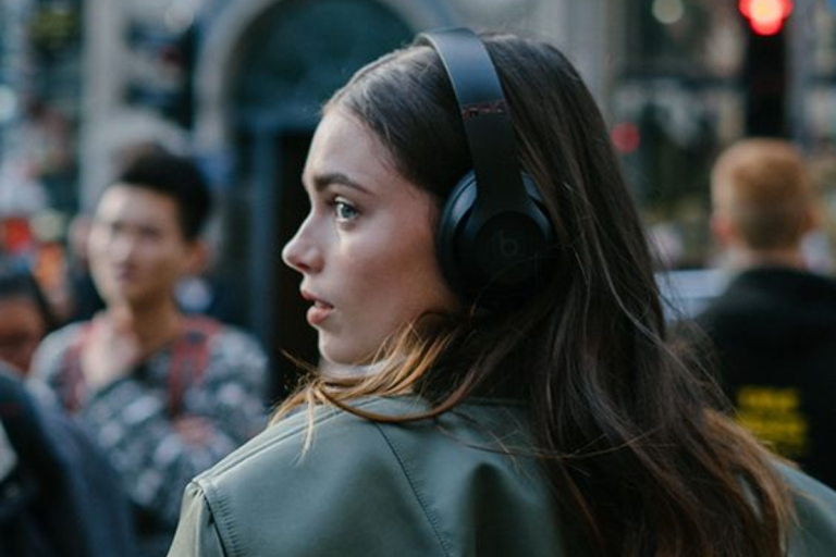 Earbud Care Tips: अगर आप भी ईयरबड्स या ईयरफोन का इस्तेमाल करते हैं तो हो जाएं सावधान