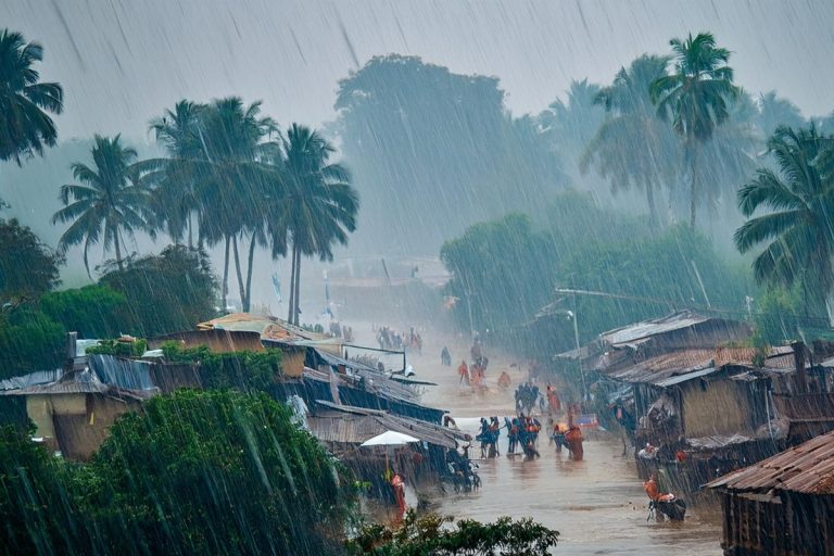 Heavy Rain: अगले 48 घंटे देश के कई राज्यों में तबाही मचाएगी भारी बारिश, मौसम विभाग की नई भविष्यवाणी 