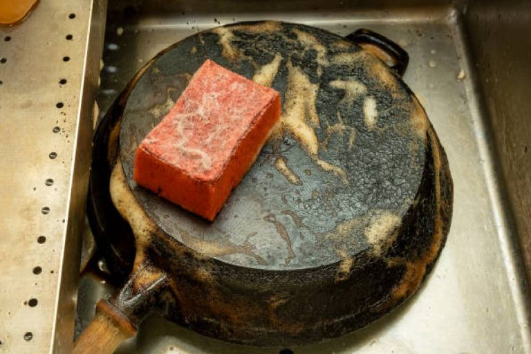 Kitchen Tips: काले हो गए हैं चाय के बर्तन, चुटकी में ऐसे करें साफ