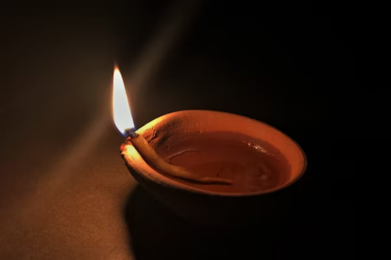 Poojaghar Cleansing Tips: पूजा का दिया लगाने से हो रही है पूजा घर की दीवारे काली तो जानिए सरल उपाय