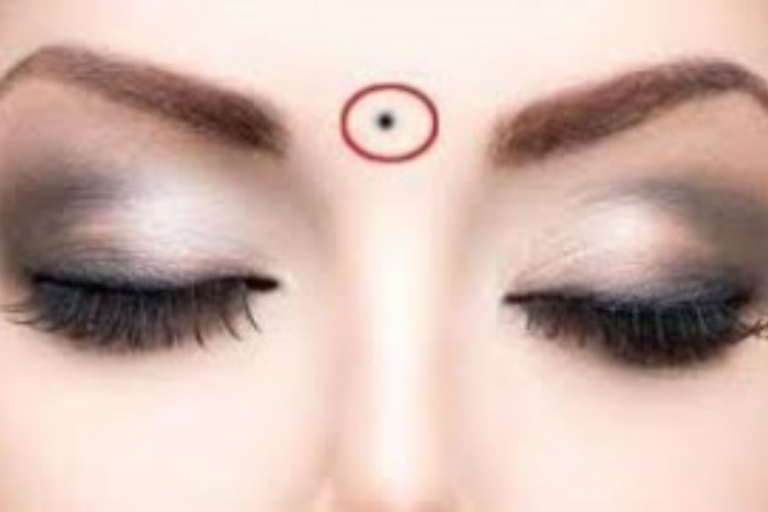 Personality traits: नाक और भौंहों के बीच तिल वाले लोगों की पर्सनालिटी की खासियत जानें