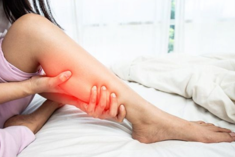 Restless Leg Syndrome: क्या आपको भी रात में होती है पैरों में बेचैनी, जानें इसके पीछे के कारण