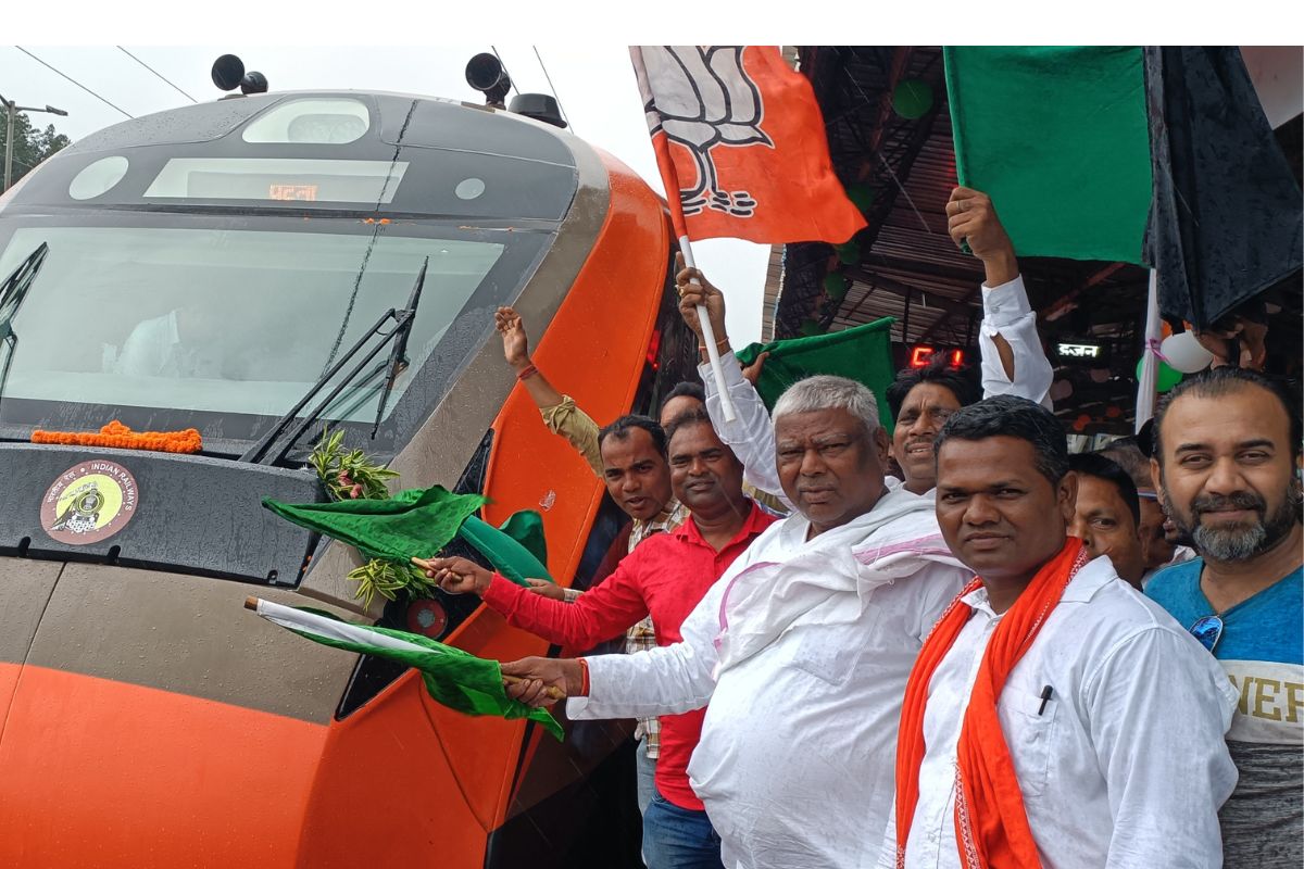 गया-हावड़ा वंदे भारत एक्सप्रेस को हरी झंडी दिखाकर रवाना करते विधायक मथुरा प्रसाद महतो