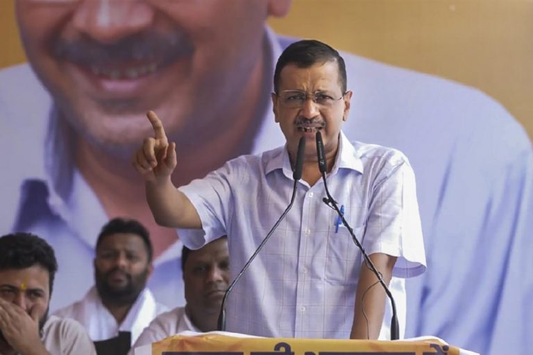 AAP: केजरीवाल की छवि को चमकाने में जुटी है आम आदमी पार्टी