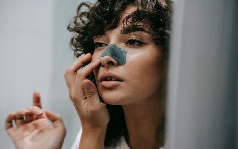 Skin Care Tips: पार्लर नहीं अब घर पर ही पाएं ब्लैकहेड्स से छुटकारा, जानें क्या है तरीका