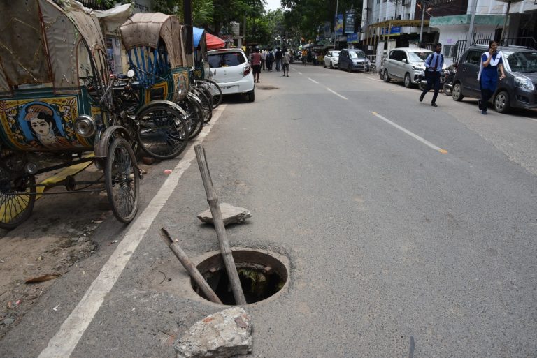 दूसरी समय सीमा भी पार, अब भी खुले हैं चार हजार मैनहोल व कैचपिट