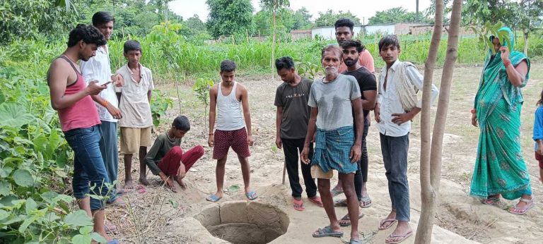 Motihari news: खेत में मिला गड्ढे नुमा कुआं, खुदाई में मिले हड्डियों के अवशेष