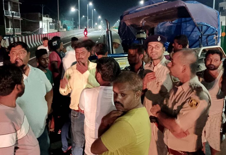 सड़क दुर्घटना में दो व्यक्ति घायल