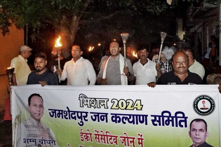 नोटिस के विरोध में जमशेदपुर कल्याण समिति ने निकाला मशाल जुलूस